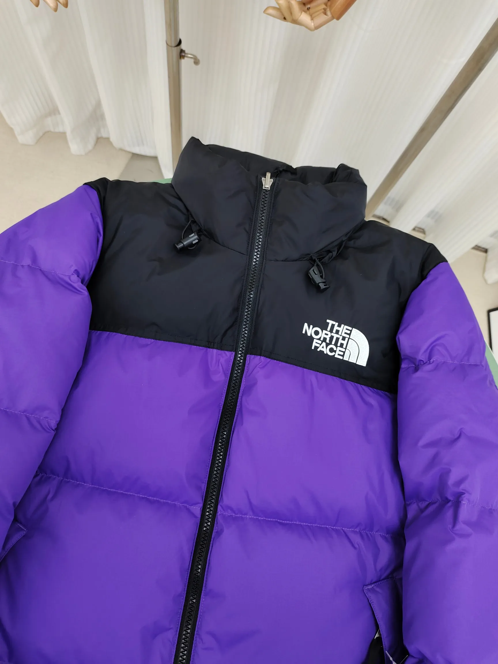 The North Face Classic 1996 ， Quality ， ，YKK ISO 9000Quality ZP ， Premium ， ， ， Lightweight 。Classic ， 。 。 Purple Size：XS-XXL